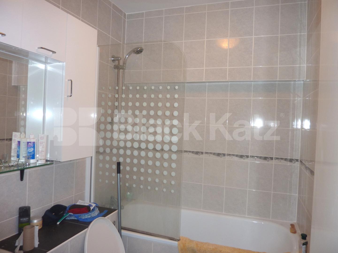 			2 MINUTES TO HYDE PARK, 2 Bedroom, 1 bath, 1 reception Flat			 Queensway, BAYSWATER